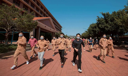 组织“跑在阳光下，跑进健柯凤”体育活动
